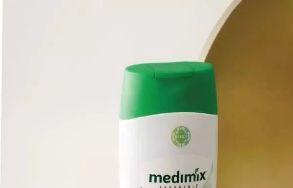 Dầu gội Medimix chứa nhiều vitamin A và E có khả năng kích thích mọc tóc, ngăn ngừa gãy rụng (Nguồn: Internet)