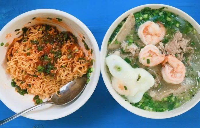Tô mì cùng chén nước lèo đầy đủ topping (Nguồn: Internet)