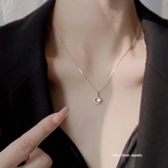 Mẫu dây chuyền tuy đơn giản những vẫn rất thanh tao, dịu dàng. Nguồn: Facebook
