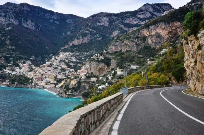 Một khúc quanh ở Amalfi (Ảnh: Internet) Một khúc quanh ở Amalfi (Ảnh: Internet)
