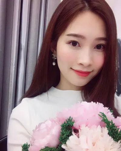 Đặng Thu Thảo đọ sắc bên hoa yêu thích (Nguồn ảnh: Internet) Đặng Thu Thảo đọ sắc bên hoa yêu thích (Nguồn ảnh: Internet)