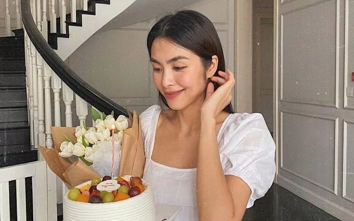 Tăng Thanh Hà được tặng hoa tuylip trắng nhân dịp sinh nhật (Nguồn ảnh: Internet)