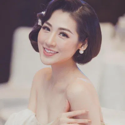 Á hậu Tú Anh là một trong những người đẹp yêu hoa (Nguồn ảnh: Internet) Á hậu Tú Anh là một trong những người đẹp yêu hoa (Nguồn ảnh: Internet)