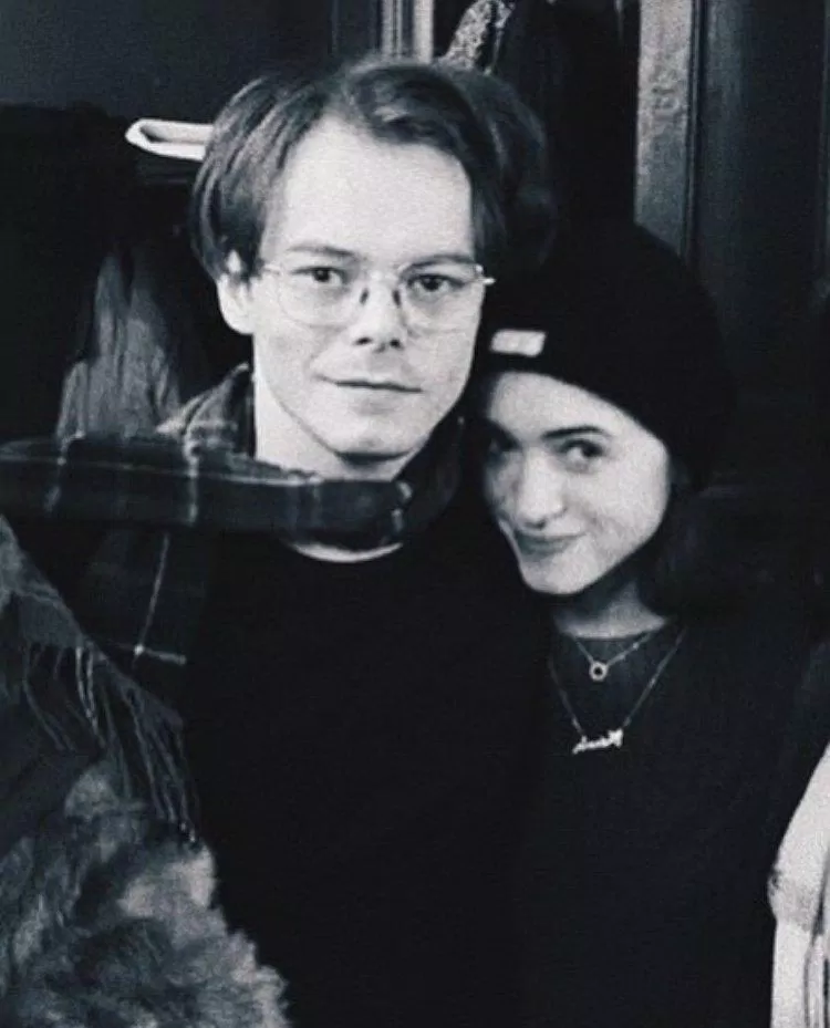 Charlie Heaton và Natalia Dyer trong một bức ảnh được chụp tại Paris (Nguồn: Internet)