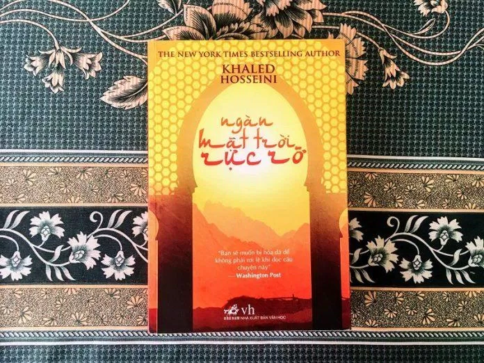 Cuốn sách “Ngàn mặt trời rực rỡ” của tác giả Khaled Hosseini (Ảnh: Internet). Cuốn sách “Ngàn mặt trời rực rỡ” của tác giả Khaled Hosseini (Ảnh: Internet).