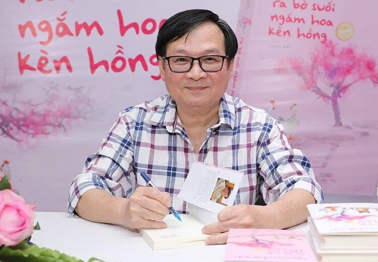 Nhà văn Nguyễn Nhật Ánh trong buổi ký tặng độc giả. Nguồn: Internet