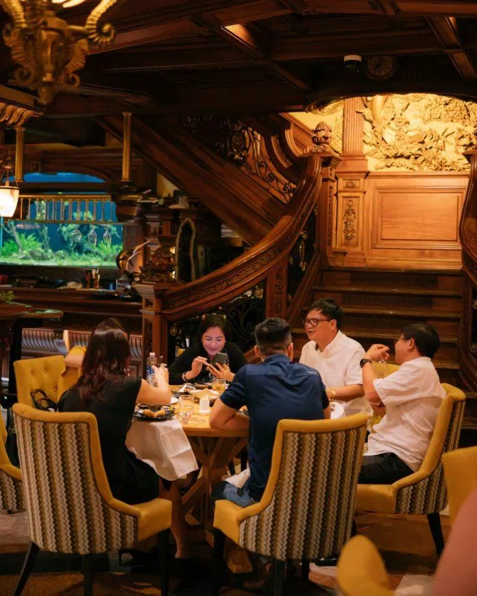 Nhà hàng hải sản Ngọc Sương (Tân Bình) được thiết kế như một chiếc du thuyền đầy hoài cổ và độc đáo (ảnh: internet)