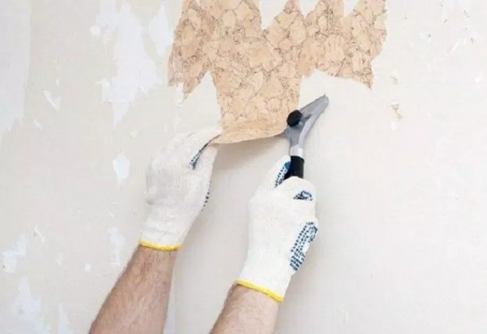 Le grattage de la peinture peut faire voler la poussière de plomb (Ảnh: Internet).