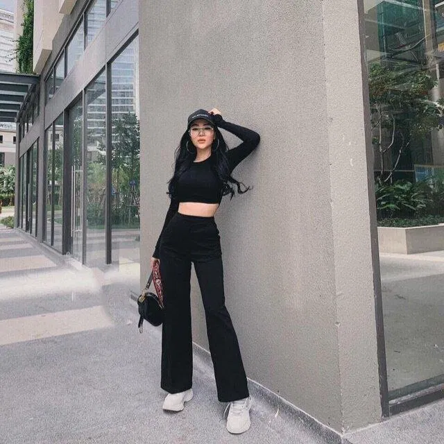 Set đồ bao gồm quần ống loe và croptop luôn tạo ra sự nổi bật (Nguồn: Internet).