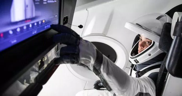 Phi hành gia Jessica Watkins mặc bộ đồ không gian trong một buổi đào tạo tại trụ sở SpaceX. (Ảnh: Internet)
