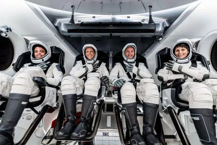 Các phi hành gia SpaceX Crew-4 của NASA tham gia một buổi huấn luyện tại trụ sở SpaceX ở Hawthorne, CA. Từ trái sang phải: Phi hành gia NASA Jessica Watkins, phi hành gia NASA kiêm phi công SpaceX Crew-4 Robert “Bob” Hines, phi hành gia NASA kiêm chỉ huy SpaceX Crew-4 Kjell Lindgren, phi hành gia của ESA Samantha Cristoforetti. (Ảnh: Internet)