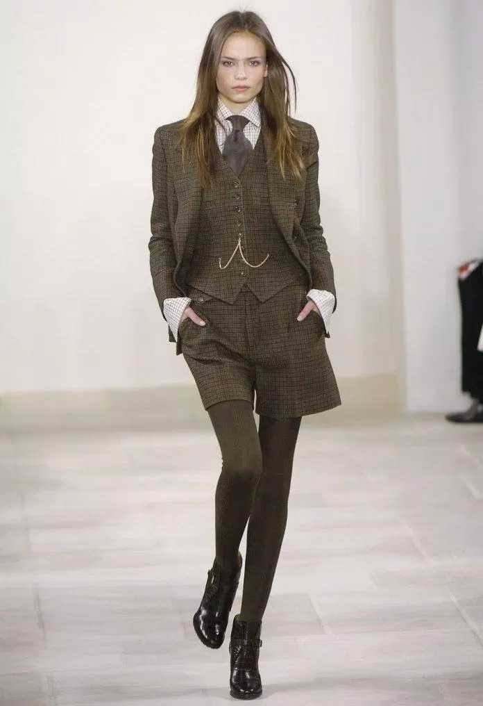 "Sang-xịn" cùng sự kết hợp áo gile, áo sơ mi, quần của Ralph Lauren (nguồn: @Livingly)