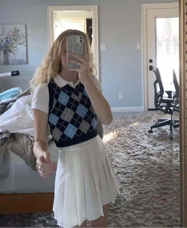 Bộ ba áo gile len croptop, áo polo và chân váy tennis quen thuộc với tín đồ thời trang High Teen (nguồn: Internet)