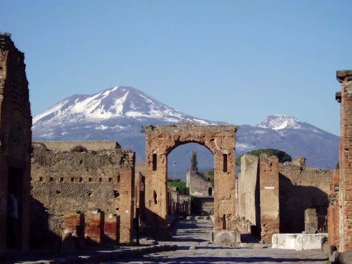 Tàn tích Pompeii và núi Vesuvius (Ảnh: Internet)
