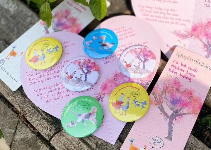 Những ấn phẩm đi kèm khi đặt mua Ra bờ suối ngắm hoa kèn hồng. Nguồn: Internet