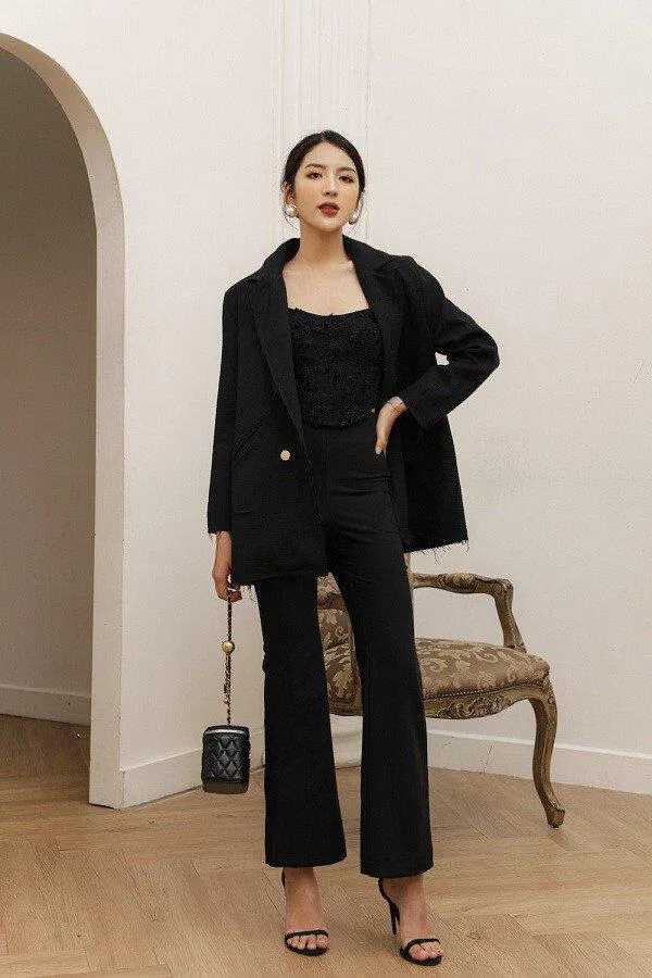 Quấn ống loe kết hợp cùng blazer có thể tạo nên sự sang chảnh nhưng vẫn thanh lịch (Nguồn: Internet).