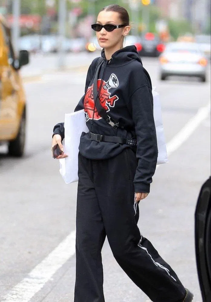 Áo sweater đơn giản phối hợp cùng quần ống rộng line trắng.