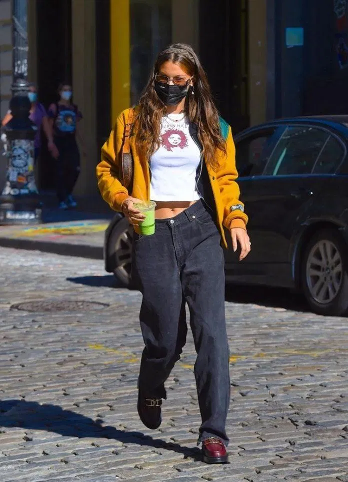 Quần ống rộng kết hợp cùng áo croptop và chiếc áo khoác năng động (nguồn: Internet)