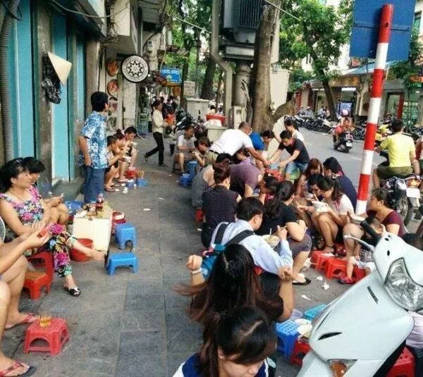 Phở bưng Hàng Trống (Nguồn: Internet)