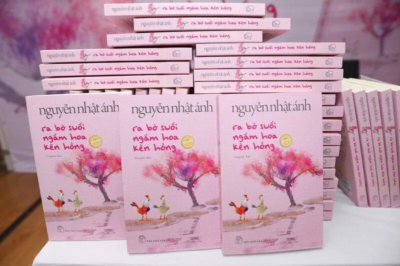 Hình ảnh cuốn sách Ra bờ suối ngắm hoa kèn hồng bìa mềm. Nguồn: Internet