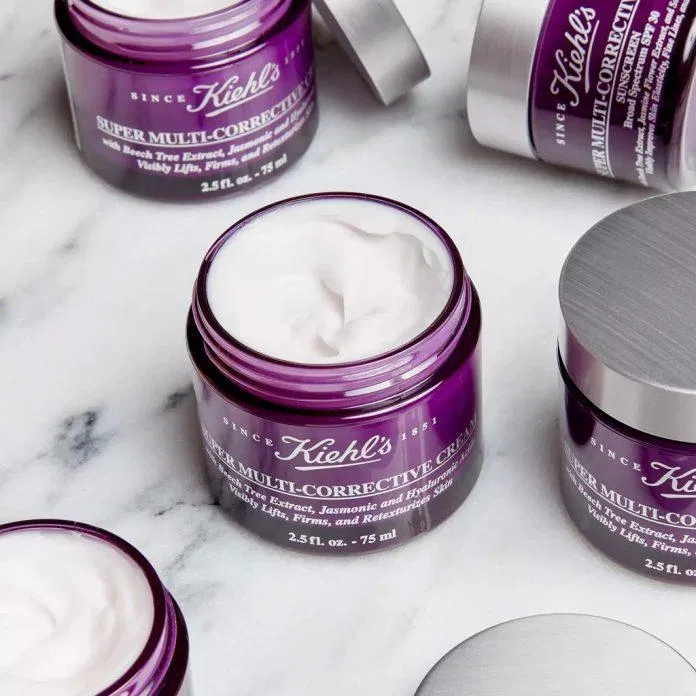 Kem dưỡng Kiehl's Super Multi-Corrective là dòng kem dưỡng chống lão hóa nổi tiếng (Nguồn: Internet) Review các dòng kem dưỡng Kiehl’s – đắt nhưng có ‘xắt ra miếng’ hay không? 3 O Ethyl Ascorbic Acid Acid Hyaluronic các dòng kem dưỡng Kiehl s các dòng kem dưỡng Kiehl s loại nào tốt cấp ẩm cây bạch dương trắng Chiết xuất hoa cúc Chiết xuất rễ cây Imperata Cylindrica chiết xuất từ Ô liu Chiết xuất vi sinh vật biển Nam Cực công dụng dưỡng ẩm Glacial Glycoprotein Extract glycerin Glycolic Acid và Citric Acid hoa cúc kem dưỡng kem dưỡng ẩm Kem dưỡng ẩm Kiehl s Calendula Serum Infused Kem dưỡng của Kiehl s có tốt không kem dưỡng Kiehl s Kem dưỡng Kiehl s Clearly Corrective Kem dưỡng Kiehl s Pure Vitality Kem dưỡng Kiehl s Super Multi Corrective Kem dưỡng Kiehl s Ultra Facial Cream Kem dưỡng Kiehl s Ultra Facial Oil kiềm dầu làn da lão hóa Mật ong Munuka nấm chaga ngăn ngừa lão hóa ngừa lão hóa Phân tử Amino Acid PhytoMimetic Vitamin A rễ cây hồng sâm Review các dòng kem dưỡng Kiehl s Review các dòng kem dưỡng Kiehl s loại nào tốt Review chi tiết 6 dòng kem dưỡng của Kiehl s review kem dưỡng Kiehl s sáng da thành phần thương hiệu Kiehls Tinh chất hoa cúc Calendula Tinh dầu vỏ chanh trẻ hóa da vitamin E