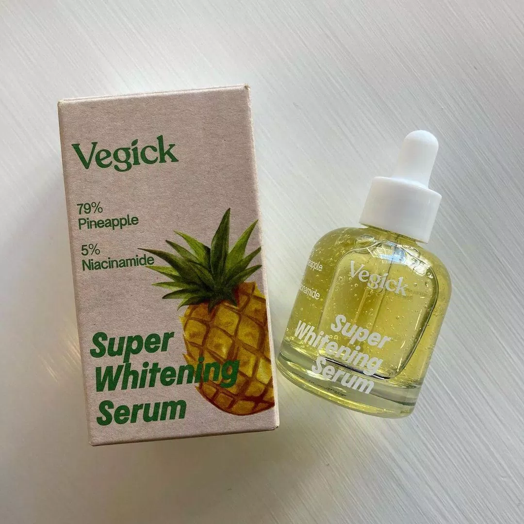 Tinh chất Vegick Super Whitening Serum sử dụng hình ảnh quả dứa có tone màu vàng làm nổi bật thành phần chính trong sản phẩm (nguồn: internet)