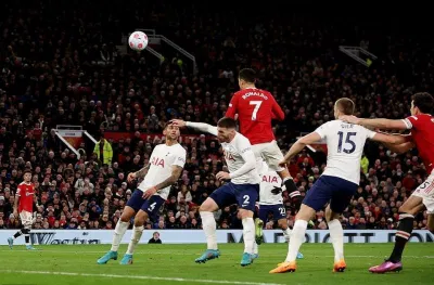 Pha đánh đầu khép lại trận đấu của Ronaldo (Ảnh: Internet). Pha đánh đầu khép lại trận đấu của Ronaldo (Ảnh: Internet).