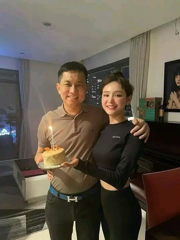 Hiền Hồ cùng với ông Hồ Nhân trong hình ảnh mới nhất bị phát tán (Ảnh: Internet) Hiền Hồ cùng với ông Hồ Nhân trong hình ảnh mới nhất bị phát tán (Ảnh: Internet)