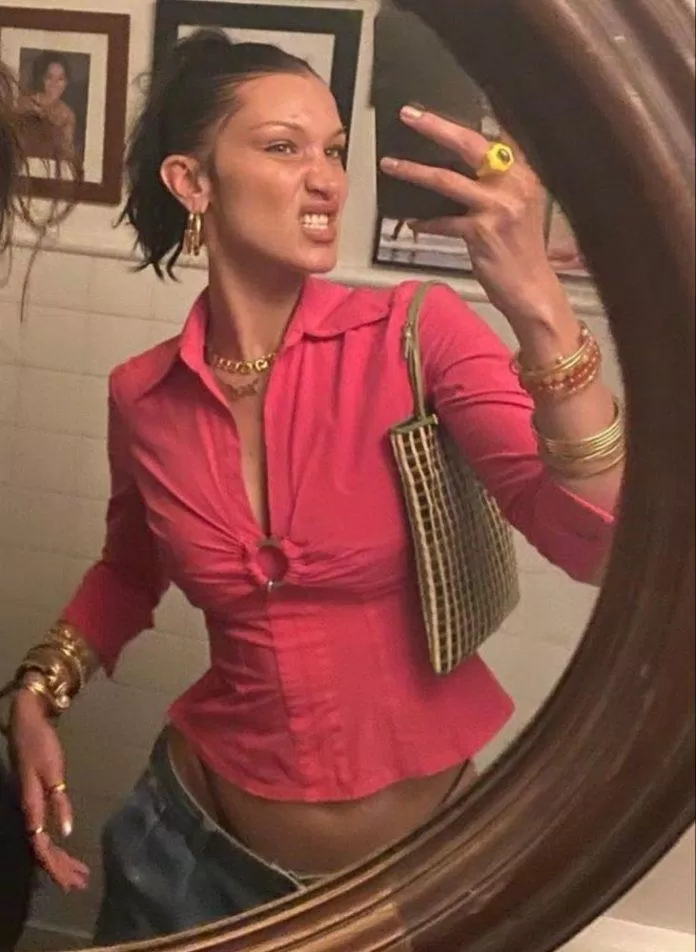 Vintage cùng chiếc áo sơ mi hồng, quần jean cùng phụ kiện vàng (nguồn: Internet)
