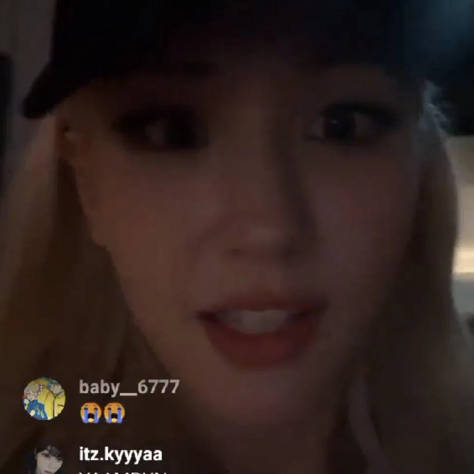 Somi trong buổi livetream trên Instagram vào 03/03 (Nguồn: Internet)