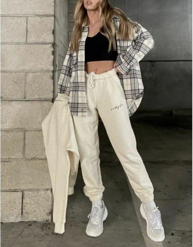 Áo sơ mi kẻ caro với quần jogger ( Nguồn: Internet)