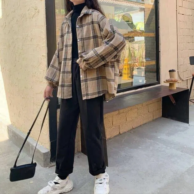 Diện đồ đen và khoác áo sơ mi kẻ caro bên ngoài vẫn rất ấn tượng (Nguồn: Internet)