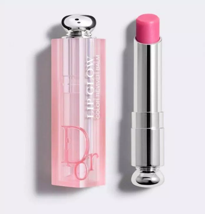 Le baume à lèvres Dior Addict Lip Glow 008 est violet rosé (Source : Internet)