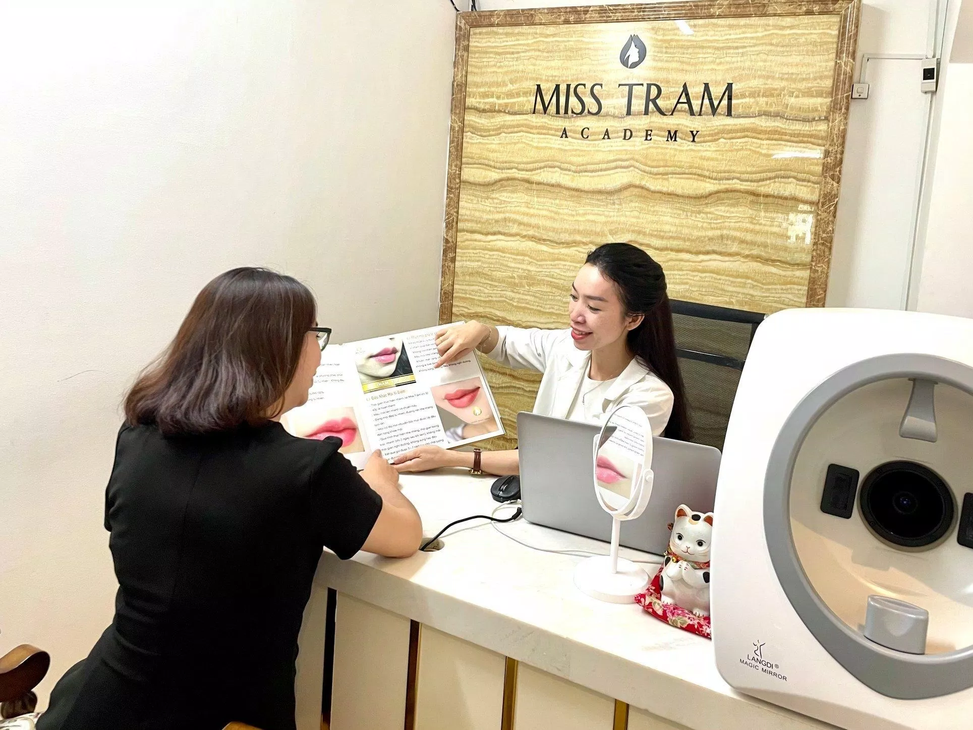 Nhân viên tại Misstram Spa tư vấn nhiệt tình, tận tâm cho khách hàng (Nguồn: Internet)