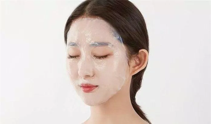 Dùng mặt nạ để làm dịu da sau khi nặn mụn tại spa (ảnh: internet) Dùng mặt nạ để làm dịu da sau khi nặn mụn tại spa (ảnh: internet)