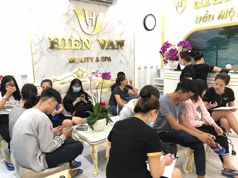 Spa luôn có lượng khách luôn đông đúc dù không phải ngày nghỉ (Nguồn: Internet)