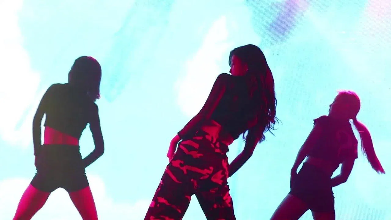 Suzy với bản cover MOVE đỉnh cao. (Nguồn: Internet) Suzy với bản cover MOVE đỉnh cao. (Nguồn: Internet)