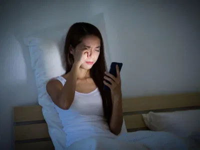 Dùng điện thoại nhiều gây hại cho mắt (Ảnh: Internet). Dùng điện thoại nhiều gây hại cho mắt (Ảnh: Internet).