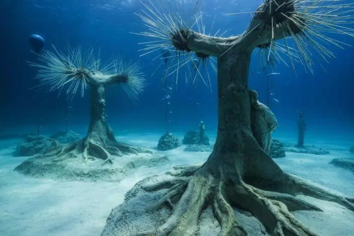 Công viên điêu khắc lung linh trong nước biển (Ảnh: Internet)