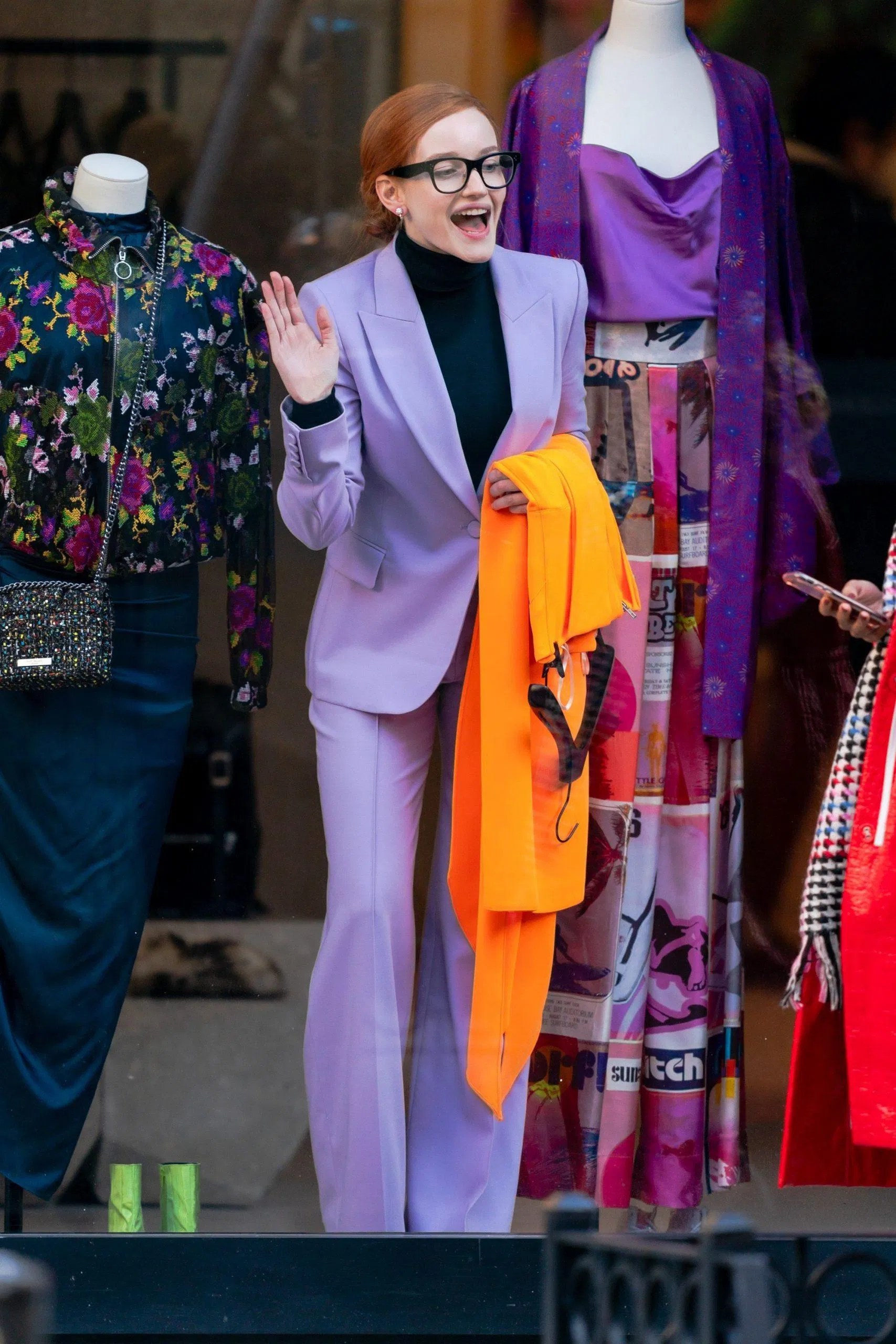 Khi chuyển qua kêu gọi cho việc kinh doanh, Anna Delvey củng chuyển sang phong cách của những quý cô công sở sành điệu. Nguồn: internet