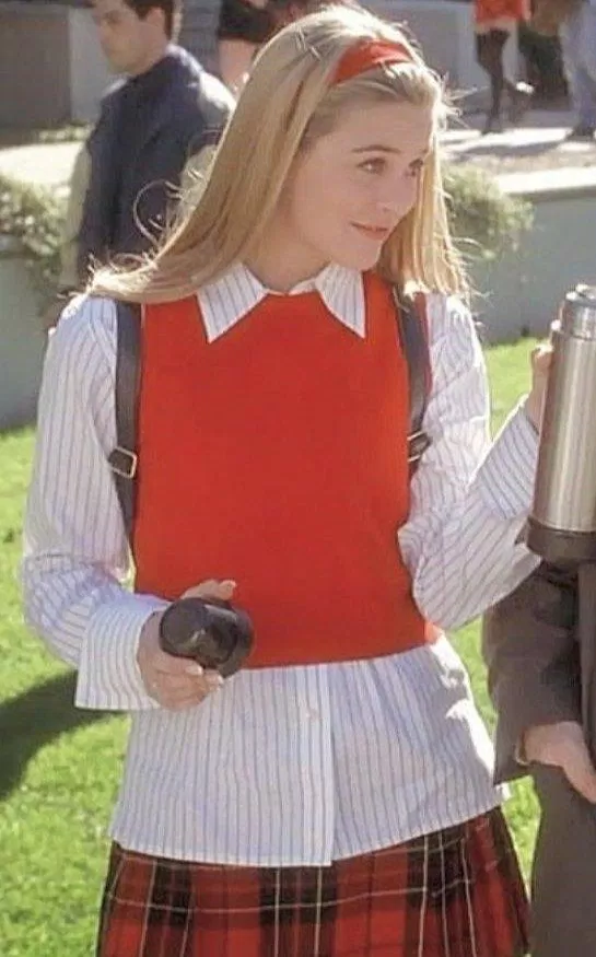 Sự kết hợp áo sơ mi sọc, gile croptop đỏ và chân váy caro nổi tiếng một thời của cô nàng Cher Horowitz trong phim điện ảnh Clueless (1995) (nguồn: Internet)