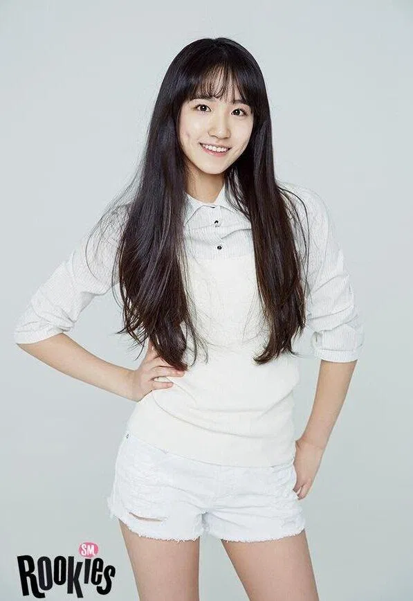 Herin khi được giới thiệu trong đội hình SM Rookies (Nguồn: Internet). Herin khi được giới thiệu trong đội hình SM Rookies (Nguồn: Internet).