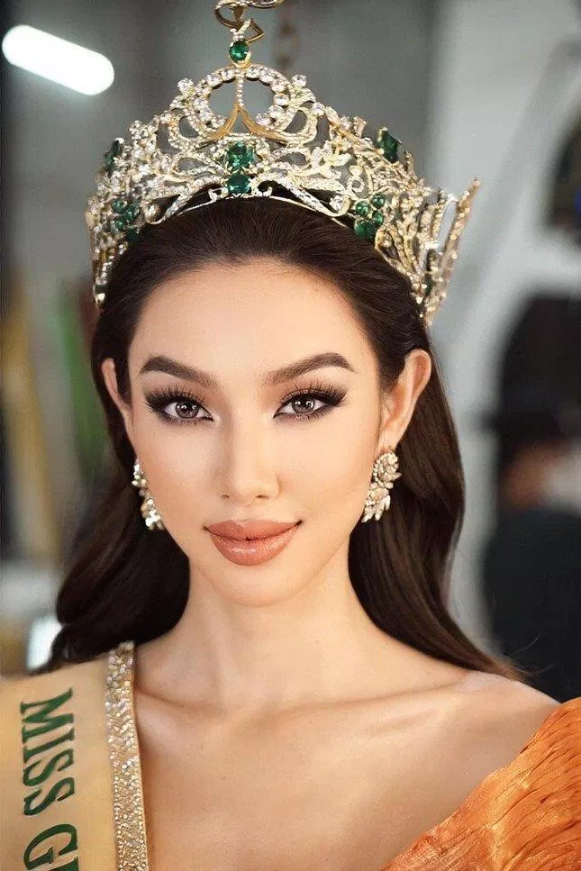 Thùy Tiên luôn khiến fan Việt Nam "phổng mũi" tự hào và fan quốc tế ngưỡng mộ vô cùng với vẻ ngoài xinh đẹp, học thức, lối ứng xử không khéo, thông minh, phỏng vấn "nuốt mic" (Nguồn: Internet) Thùy Tiên luôn khiến fan Việt Nam "phổng mũi" tự hào và fan quốc tế ngưỡng mộ vô cùng với vẻ ngoài xinh đẹp, học thức, lối ứng xử không khéo, thông minh, phỏng vấn "nuốt mic" (Nguồn: Internet)