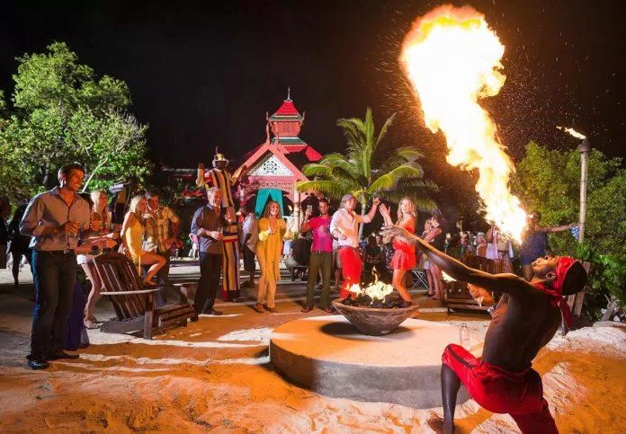 Nghệ sĩ thổi lửa biểu diễn tại resort (Ảnh: Internet)