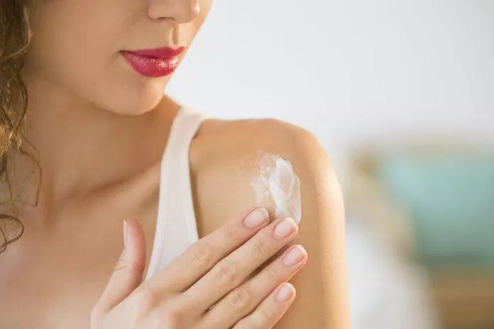 Thử trước tinh chất chống nắng trên vùng da khác để đảm bảo không gây kích ứng.  (Nguồn: Internet)