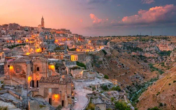 Toàn cảnh Matera về đêm (Nguồn: Internet) Toàn cảnh Matera về đêm (Nguồn: Internet)
