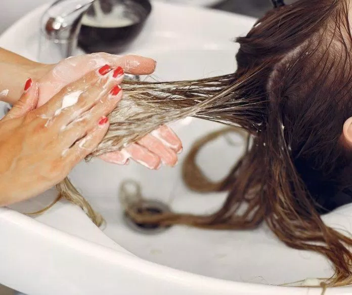 Tham khảo 5 bước gội đầu để chăm sóc tốt nhất tránh làm tóc bết dính nhiều hơn (nguồn: internet)