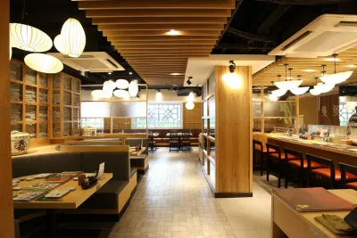 Lối thiết kế đơn giản vừa truyền thống vừa hiện đại của nhà hàng Sushi Tei (Nguồn: internet) Lối thiết kế đơn giản vừa truyền thống vừa hiện đại của nhà hàng Sushi Tei (Nguồn: internet)