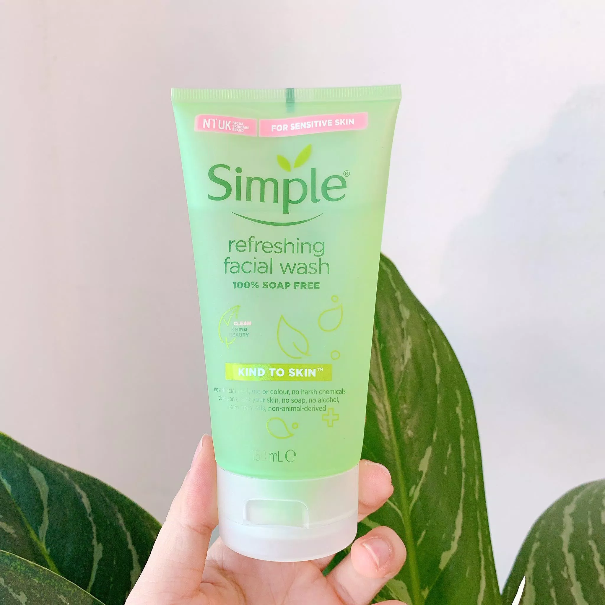 Sữa rửa mặt dược mỹ phẩm Simple Kind To Skin Refreshing Facial Wash Gel. (Nguồn ảnh: Internet)