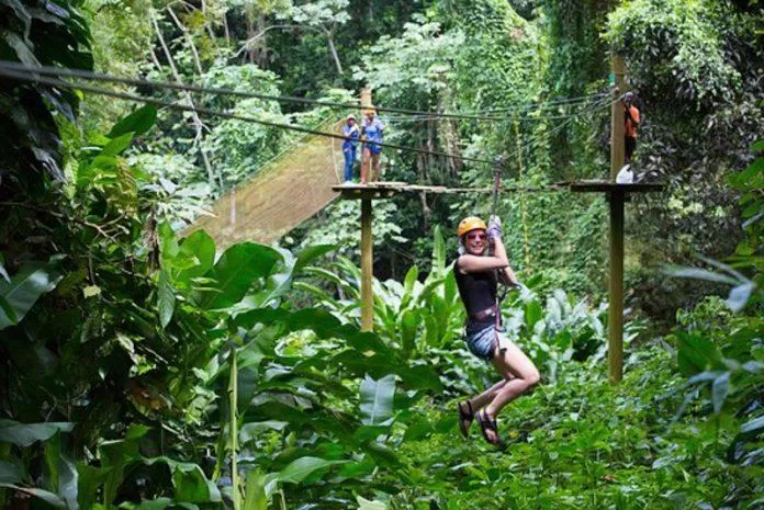 Du khách trải nghiệm trượt zipline ở Grand Etang (Ảnh: Internet) Du khách trải nghiệm trượt zipline ở Grand Etang (Ảnh: Internet)
